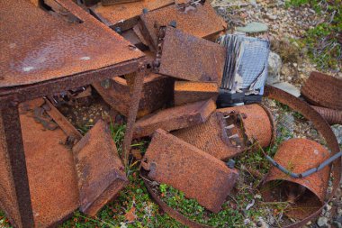 Çöp tenekesi paslı.