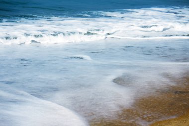 Yaz egzotik kumlu sahil Kerala. boş, enfes okyanus