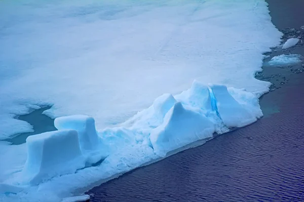 春季解冻期间的小浮冰 第一年的冰 漂浮冰 融化后被冻土覆盖的垂直冰 北极附近的北冰洋 — 图库照片