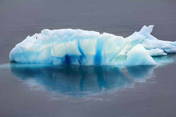 Grogneur Bleu Morceau Iceberg Avec Réflexion Eau Calme Iceberg Comme — Photo