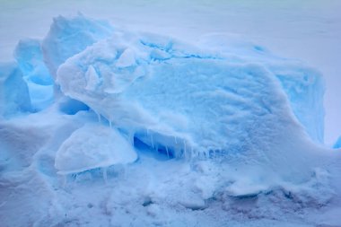 Kuzey Kutbu 'nun buz mavisi, tam mavi. 2016 'nın kuzey kutbu yakınlarındaki buz kütlelerinin bir kısmı ve buz saçakları yaz mevsiminde eriyor.