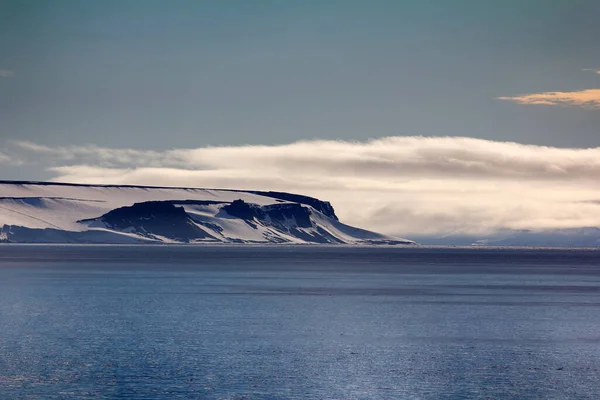 イギリス海峡沿いの島々 出口氷河 氷山と岩の露頭 フランツ ヨーゼフ ランド — ストック写真