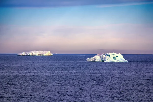 Icebergs Glaciares Gruñones Océano Ártico Franz Joseph Land Canal Británico — Foto de Stock