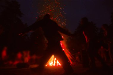 Geceleri büyük bir yangın ve etraftaki genç insanlar. Pagan Walpurgis festivali: şenlik ateşi, çılgınca dans etmek, iblisler, cadılar. Halk festivali, popüler tatil. Alman efsaneleri, St. Walburgas, Satanizm, Şeytan