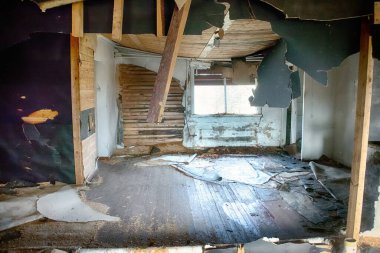 Nüfusun göçü: terk edilmiş evler, eski köyde ahşap evler