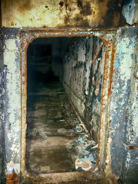 Askeri turizm ve video oyunu. Baltık 'taki ikinci dünya savaşından kalma yeraltı sığınağı: kapılar, beton ve demirler, çelik tavanlar.