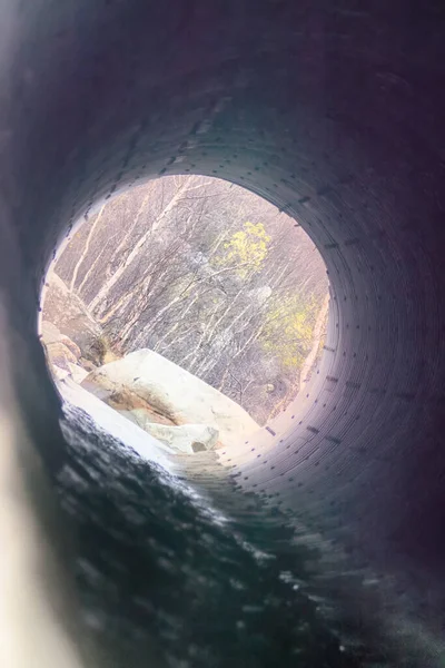 Culvert Csatornázás Közúton Kis Folyó Nagy Cső Autópálya Alatt Autópályamérnök — Stock Fotó