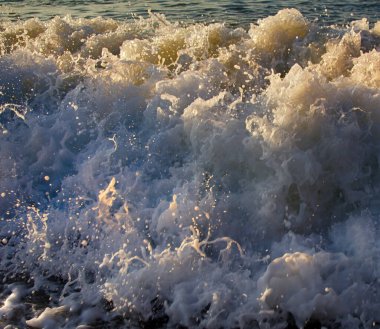 Kızgın deniz batan güneş ışınlarında yuvarlanıyor. Karadeniz, Kafkaslar