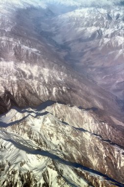Himalayalar 'ın mahmuzları (Himalayalar' dan önce) 1 baharının ortasında. Kuş uçuşunun yüksekliğinden görüntüle