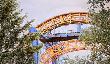 Dayanıklı metal. Profilli metal ve boruların kemerli dizaynı. Lunaparklarda atlıkarınca ve lunapark yapımında kullanılan metaller, metal yapılar, yapısal çelik, golf sopaları, bölüm...