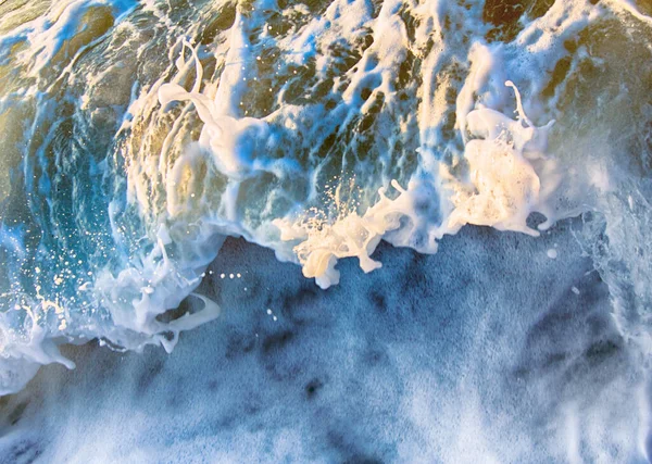 Fırtına Sırasında Deniz Dalgaları Kıyıda Kaynıyor Doğanın Bir Gücü — Stok fotoğraf