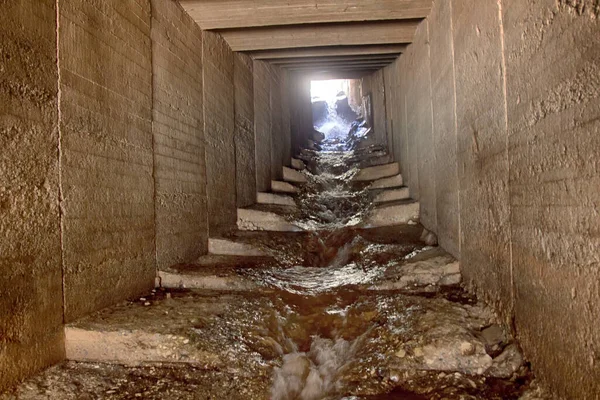 Bunker Met Waterval Einde Van Wereld Apocalyps Gebeurde Vernietiging Overal — Stockfoto