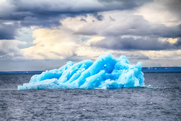 北极冰储备区Novaya Zemlya 在海洋中漂浮的一串冰 — 图库照片