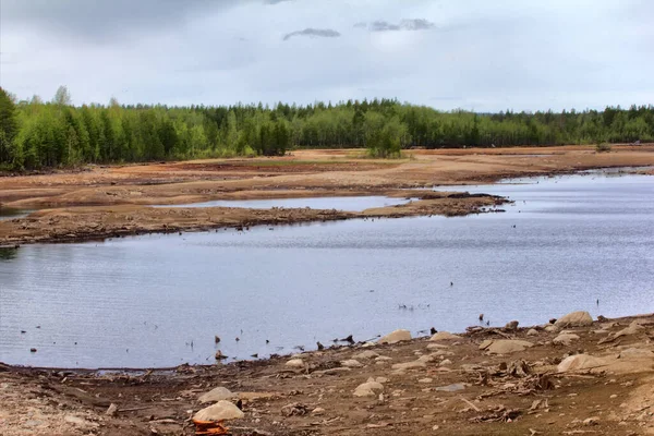 Hidroelektrik kaynaklı su boşaltımı, nehrin dibi açığa çıktı. Beklenmedik bir felaket sonucu, kızarmış balık ve su böcekleri (yumurtlama ve beslenme alanı bozulmuştur) öldürüldü. DPHDR6 ile HDR Ton Haritalı