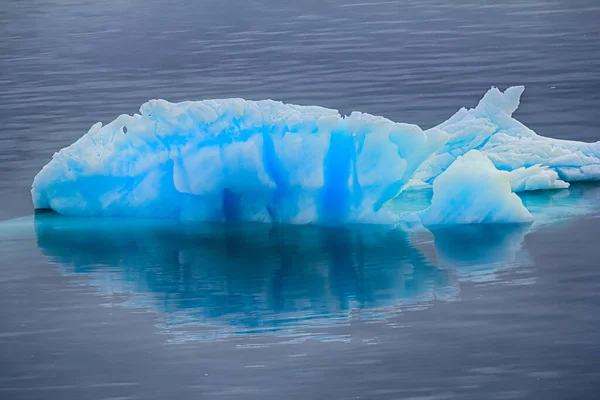 Modrý Bručoun Kus Ledovce Odrazem Klidné Vodě Ledovec Jako Nebezpečí — Stock fotografie