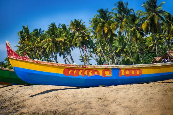 Kerala sahillerinde Hintli balıkçıların resimlerini yapıp, teknelerini oydular. (teknede mesaj anlamsız olarak değiştirildi)