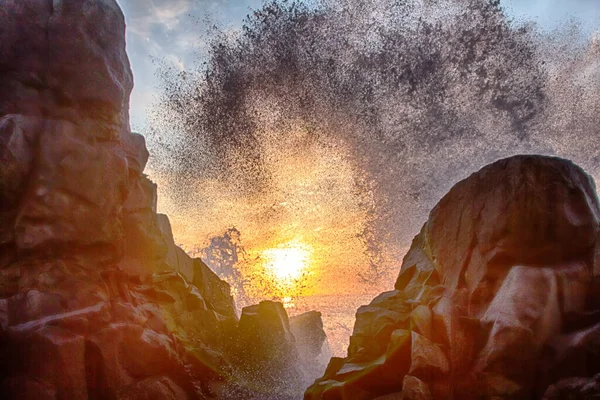 Tormenta Súper Brillante Atardecer Proporcionó Rocas Afiladas Del Océano Agua — Foto de Stock