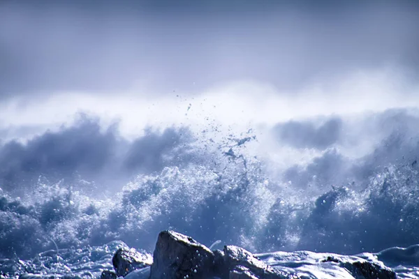 太平洋沿岸的风暴给人留下深刻印象 风从浪尖喷出 — 图库照片