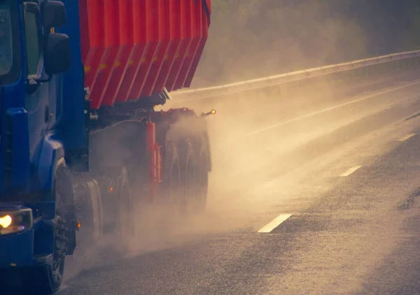 Ciężarówka Autostradzie Dostawy Towarów Złych Warunkach Pogodowych Ciężarowy Samochód Ciężarowy — Zdjęcie stockowe