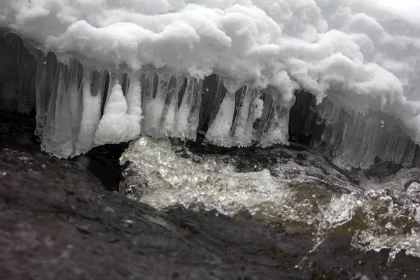 Грациозная Ледяная Грань Над Потоком Воды Пурпур Бульканье — стоковое фото