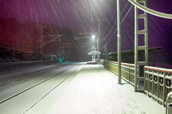 Perron Noite Neve Cair Uma Estação Ferroviária Deserta Humor Abandono — Fotografia de Stock