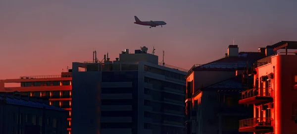 Zicht Jet Vliegtuig Vlucht Stad Met Zonsondergang Achtergrond — Stockfoto