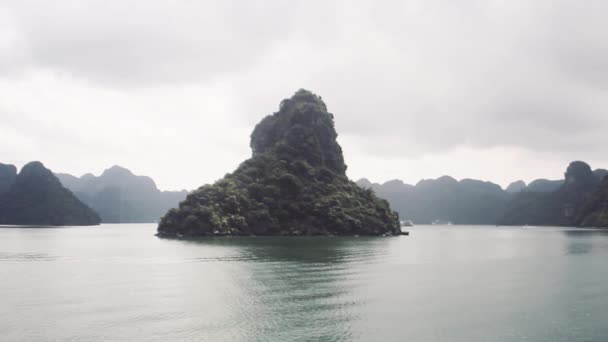 Lindas ilhas rochosas perto de Cat Ba, Vietnã. — Vídeo de Stock