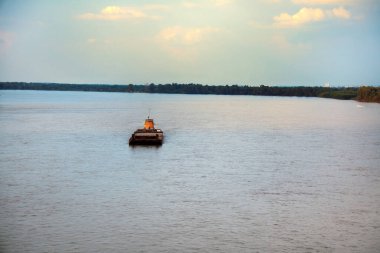 Ortadaki büyük Sibirya Ob nehri. Nehirde yüzen, itilmiş mavna