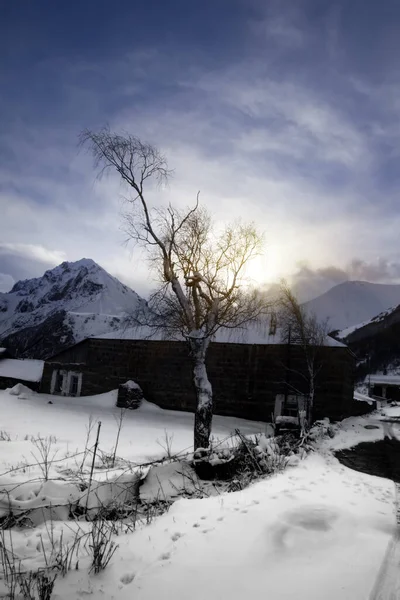 Región Montañosa Cubierta Nieve Invierno Las Montañas Kazbegi Pueblo Casa —  Fotos de Stock