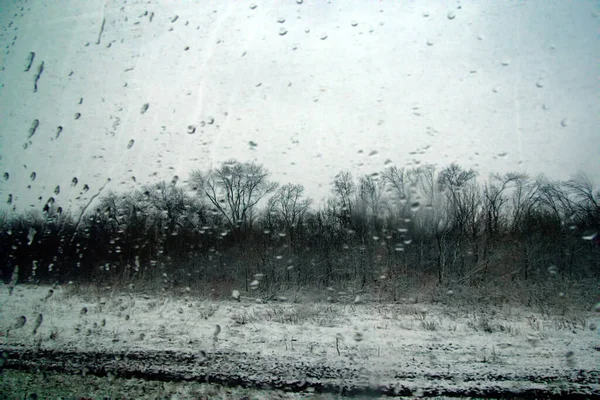 Droppar Regn Och Snö Bilglas Bilens Vindruta Täckt Med Snöskog — Stockfoto