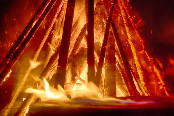 Incêndio Enorme Noite Jovens Redor Festa Pagã Noite Walpurgis Fogueiras — Fotografia de Stock