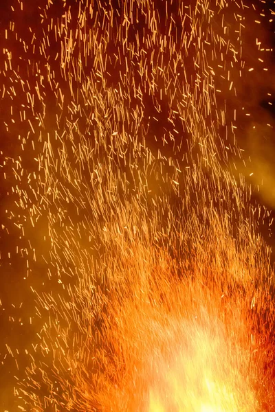 火災の要素は 休日の巨大な夜の火災 ダンス火花 ピロマニア ゾロアスター教 — ストック写真