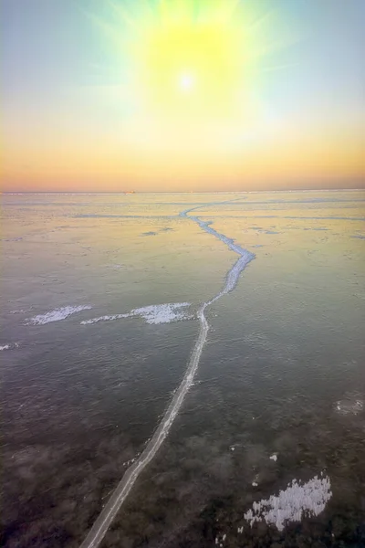 波罗的海淡水湾的幼冰 等高线的冬日低太阳 冰的第一次裂缝 — 图库照片