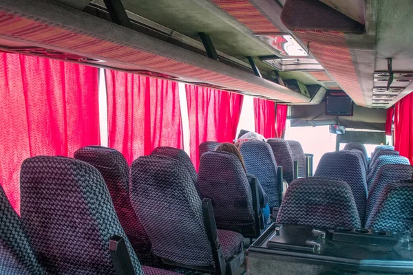 Otobüs yolculuğu kabinde boş koltuklar. Otobanda ateş ediliyor.