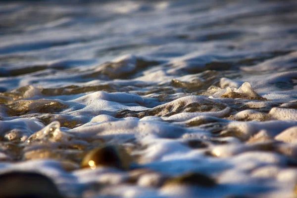 Strand Aus Bunten Runden Kieselsteinen Und Das Platschen Salziger Wellen — Stockfoto