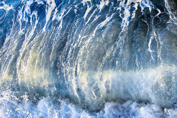 Морские волны во время шторма. вода кипит на берегу силой природы