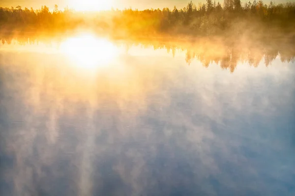 Θεαματική Αυγή Θετική Διάθεση Ομίχλη Σέρνεται Πάνω Από Ποτάμι Φόντο Εικόνα Αρχείου