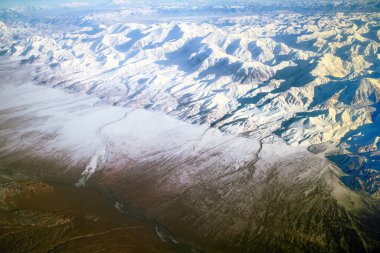 Pamir ve Tien Shan 5 üzerinde uçuş. Görülebilir derin dağ vadisi ve çok sayıda paralel çıkıntılar.