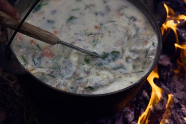 Büyük bir şirket için yemek kampı peynir çorbası. Kazan dairesi mutfağı