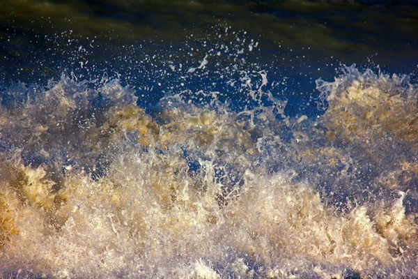 Das Meer Rollt Und Das Zurückgehende Wasser Den Strahlen Der — Stockfoto