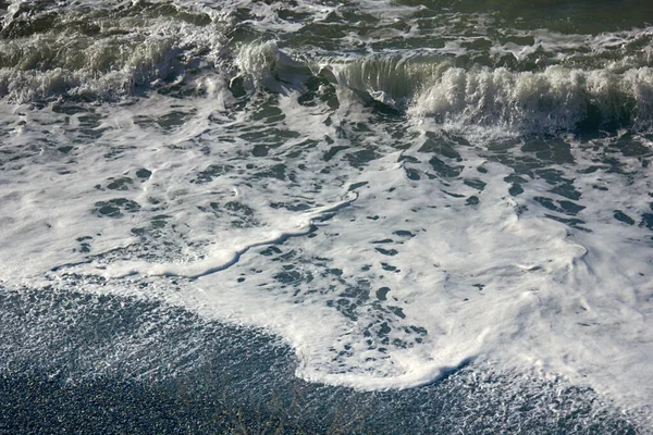 大海几乎没有呼吸 冲浪是弱的 清澈的水 明亮的光芒 海底布满了小鹅卵石 — 图库照片