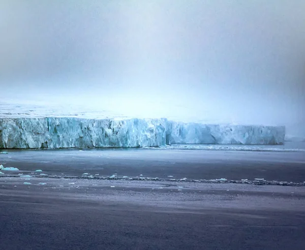 地球是致命的 完全没有生命 位于诺斯布鲁克岛上的40米高的冰墙 压扁的穹顶 掉进了海里 Franz Joseph Land — 图库照片