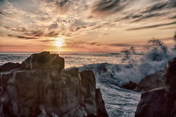 Tempestade Brilhante Super Por Sol Forneceu Rochas Afiadas Oceano Sol — Fotografia de Stock