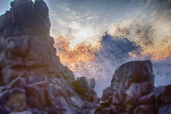 Супер Яскрава Буря Заході Сонця Забезпечила Гострі Скелі Океану Вода — стокове фото