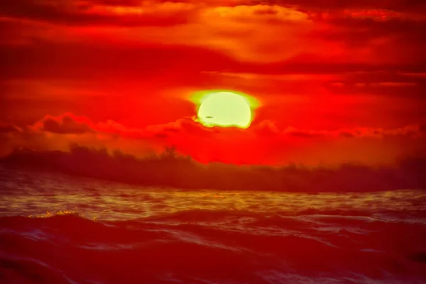 Rode Zonsondergang Staat Voor Wind Deining Duidt Een Verre Storm — Stockfoto