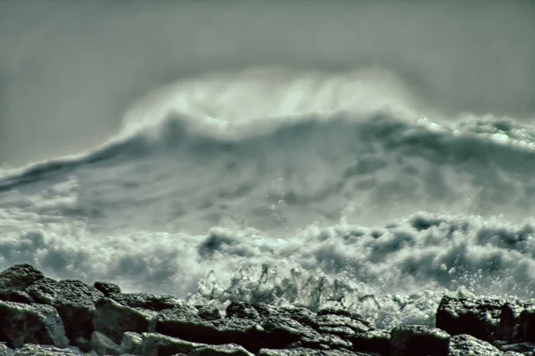 Ταραχώδη Κύματα Του Ειρηνικού Ωκεανού Και Τραχιά Ομορφιά Των Βράχων — Φωτογραφία Αρχείου