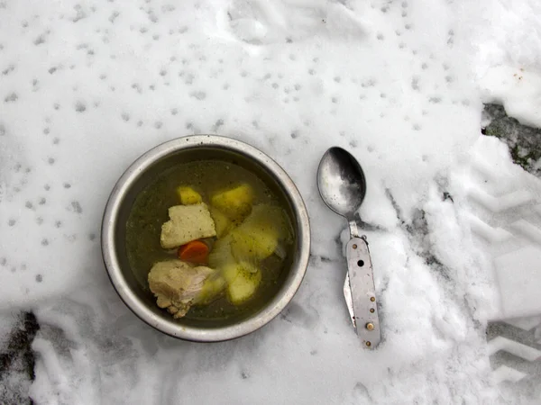 Kış Turistlerinin Yemeği Çorbası Suyu Patatesli Suyu Çorbası Metal Kasede — Stok fotoğraf
