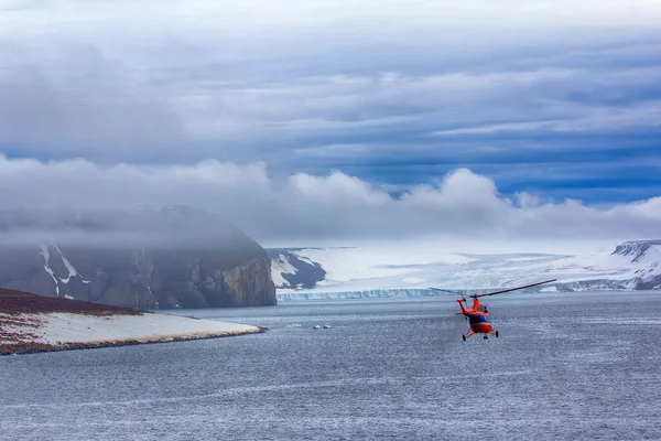 Ταξίδι Μεγάλα Αρκτικά Γεωγραφικά Πλάτη Ελικόπτερο Φέρνει Επιστήμονες Και Ακραίους Εικόνα Αρχείου