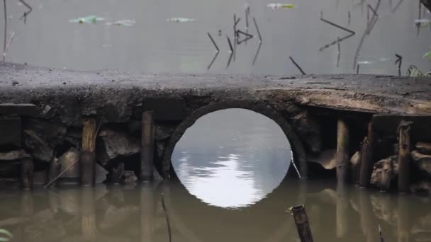 Barragem no rio e pequena ponte semicircular — Vídeo de Stock