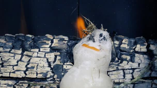 Piccolo pupazzo di neve si scioglie rapidamente nella stufa calda — Video Stock